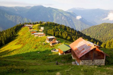 Pokut Platosu Rize Camlihemsin Türkiye. Güzel manzara sisli ve bulutlu. Karadeniz 'den Kackar Dağları.