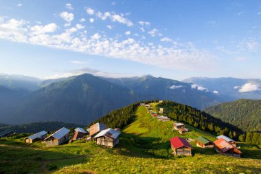 Pokut Platosu Rize Camlihemsin Türkiye. Güzel manzara sisli ve bulutlu. Karadeniz 'den Kackar Dağları.