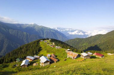 Pokut Platosu Rize Camlihemsin Türkiye. Güzel manzara sisli ve bulutlu. Karadeniz 'den Kackar Dağları.