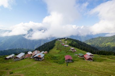 Pokut Platosu Rize Camlihemsin Türkiye. Güzel manzara sisli ve bulutlu. Karadeniz 'den Kackar Dağları.