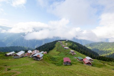 Pokut Platosu Rize Camlihemsin Türkiye. Güzel manzara sisli ve bulutlu. Karadeniz 'den Kackar Dağları.