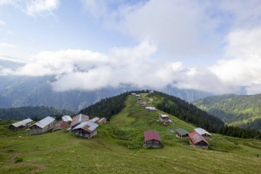 Pokut Platosu Rize Camlihemsin Türkiye. Güzel manzara sisli ve bulutlu. Karadeniz 'den Kackar Dağları.