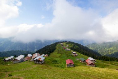 Pokut Platosu Rize Camlihemsin Türkiye. Güzel manzara sisli ve bulutlu. Karadeniz 'den Kackar Dağları.