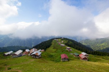 Pokut Platosu Rize Camlihemsin Türkiye. Güzel manzara sisli ve bulutlu. Karadeniz 'den Kackar Dağları.