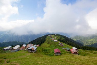 Pokut Platosu Rize Camlihemsin Türkiye. Güzel manzara sisli ve bulutlu. Karadeniz 'den Kackar Dağları.