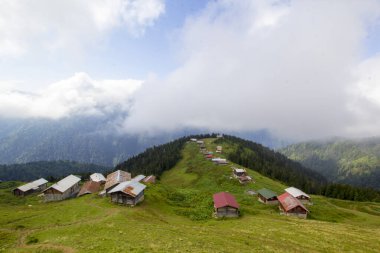 Pokut Platosu Rize Camlihemsin Türkiye. Güzel manzara sisli ve bulutlu. Karadeniz 'den Kackar Dağları.