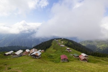 Pokut Platosu Rize Camlihemsin Türkiye. Güzel manzara sisli ve bulutlu. Karadeniz 'den Kackar Dağları.