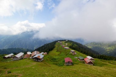 Pokut Platosu Rize Camlihemsin Türkiye. Güzel manzara sisli ve bulutlu. Karadeniz 'den Kackar Dağları.