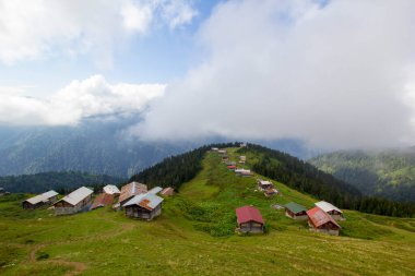 Pokut Platosu Rize Camlihemsin Türkiye. Güzel manzara sisli ve bulutlu. Karadeniz 'den Kackar Dağları.