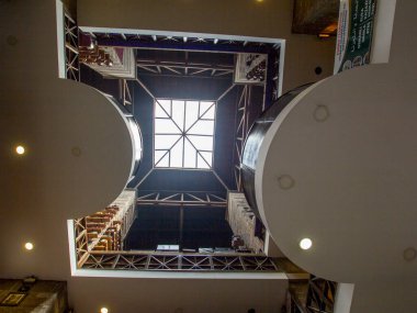 TRABZON, TURKEY - AĞUSTOS 06, 2018: Bedesten Çarşısı şehrin merkezinde eski bir pazar şimdi en üst kata dönüştürüldü. 