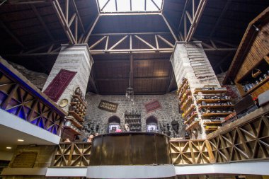 TRABZON, TURKEY - AĞUSTOS 06, 2018: Bedesten Çarşısı şehrin merkezinde eski bir pazar şimdi en üst kata dönüştürüldü. 