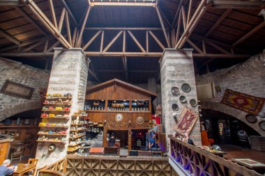 TRABZON, TURKEY - AĞUSTOS 06, 2018: Bedesten Çarşısı şehrin merkezinde eski bir pazar şimdi en üst kata dönüştürüldü. 