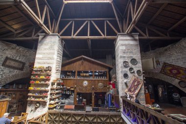 TRABZON, TURKEY - AĞUSTOS 06, 2018: Bedesten Çarşısı şehrin merkezinde eski bir pazar şimdi en üst kata dönüştürüldü. 