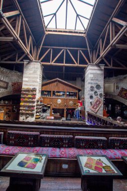 TRABZON, TURKEY - AĞUSTOS 06, 2018: Bedesten Çarşısı şehrin merkezinde eski bir pazar şimdi en üst kata dönüştürüldü. 