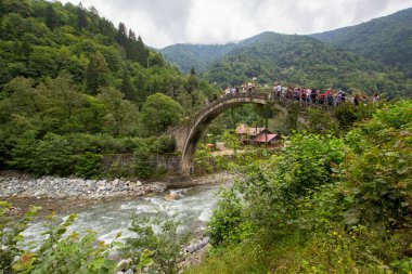 RIZE, TURKEY - 7 AUG 2018: Senyuva 'daki tarihi Osmanlı köprüsü Taskopru, Ermenistan' daki Cinciva, Türkiye 'nin doğusundaki Kamlihemsin yakınlarındaki Firtina nehri üzerindeki