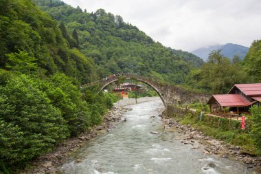 RIZE, TURKEY - 7 AUG 2018: Senyuva 'daki tarihi Osmanlı köprüsü Taskopru, Ermenistan' daki Cinciva, Türkiye 'nin doğusundaki Kamlihemsin yakınlarındaki Firtina nehri üzerindeki