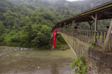TRABZON PROVINCE, TURKEY - 8 Ağustos 2018: Hapsiyas, fayanslı köprüler, kaya, ahşap kirişler ve Türkiye 'nin Trabzon bölgesini kaplayan kiremitli çatı