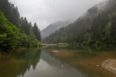 Fırtınalı bir günde, sisli bir günde dağların ve yeşil ormanın yansımaları. Karadeniz, Trabzon, Türkiye 'nin ünlü turizm merkezlerinden biri.
