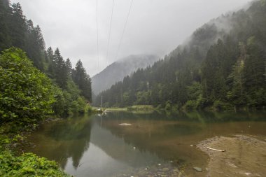 Fırtınalı bir günde, sisli bir günde dağların ve yeşil ormanın yansımaları. Karadeniz, Trabzon, Türkiye 'nin ünlü turizm merkezlerinden biri.