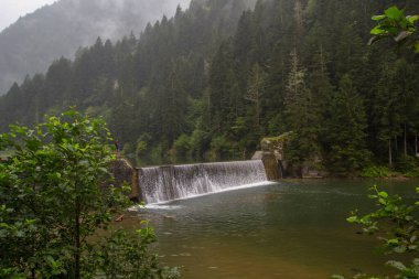 Uzungol (Uzun Göl), Türkiye 'nin en güzel turistik bölgelerinden biridir. Trabzon, Türkiye 'de alabalık gölü ve küçük bir köyü olan dağ vadisi. Yerel halk ve turistler için popüler bir yer