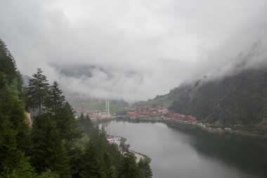 Uzungol (Uzun Göl), Türkiye 'nin en güzel turistik bölgelerinden biridir. Trabzon, Türkiye 'de alabalık gölü ve küçük bir köyü olan dağ vadisi. Yerel halk ve turistler için popüler bir yer