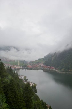 Uzungol (Uzun Göl), Türkiye 'nin en güzel turistik bölgelerinden biridir. Trabzon, Türkiye 'de alabalık gölü ve küçük bir köyü olan dağ vadisi. Yerel halk ve turistler için popüler bir yer