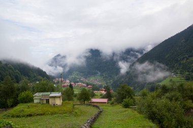 Uzungol (Uzun Göl), Türkiye 'nin en güzel turistik bölgelerinden biridir. Trabzon, Türkiye 'de alabalık gölü ve küçük bir köyü olan dağ vadisi. Yerel halk ve turistler için popüler bir yer
