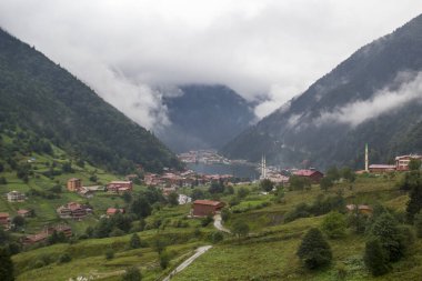 Uzungol (Uzun Göl), Türkiye 'nin en güzel turistik bölgelerinden biridir. Trabzon, Türkiye 'de alabalık gölü ve küçük bir köyü olan dağ vadisi. Yerel halk ve turistler için popüler bir yer