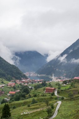 Uzungol (Uzun Göl), Türkiye 'nin en güzel turistik bölgelerinden biridir. Trabzon, Türkiye 'de alabalık gölü ve küçük bir köyü olan dağ vadisi. Yerel halk ve turistler için popüler bir yer