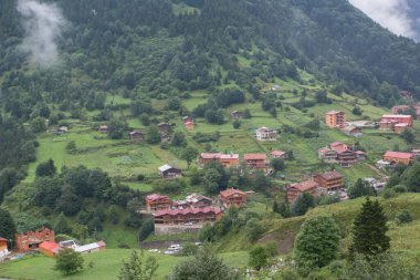 Uzungol (Uzun Göl), Türkiye 'nin en güzel turistik bölgelerinden biridir. Trabzon, Türkiye 'de alabalık gölü ve küçük bir köyü olan dağ vadisi. Yerel halk ve turistler için popüler bir yer