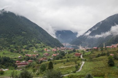 Uzungol (Uzun Göl), Türkiye 'nin en güzel turistik bölgelerinden biridir. Trabzon, Türkiye 'de alabalık gölü ve küçük bir köyü olan dağ vadisi. Yerel halk ve turistler için popüler bir yer