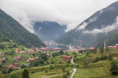 Uzungol (Uzun Göl), Türkiye 'nin en güzel turistik bölgelerinden biridir. Trabzon, Türkiye 'de alabalık gölü ve küçük bir köyü olan dağ vadisi. Yerel halk ve turistler için popüler bir yer