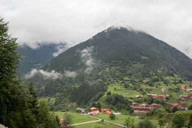 Uzungol (Uzun Göl), Türkiye 'nin en güzel turistik bölgelerinden biridir. Trabzon, Türkiye 'de alabalık gölü ve küçük bir köyü olan dağ vadisi. Yerel halk ve turistler için popüler bir yer