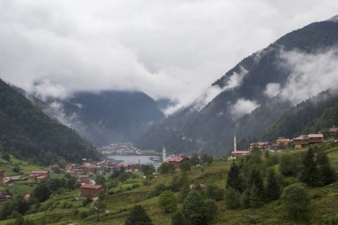 Uzungol (Uzun Göl), Türkiye 'nin en güzel turistik bölgelerinden biridir. Trabzon, Türkiye 'de alabalık gölü ve küçük bir köyü olan dağ vadisi. Yerel halk ve turistler için popüler bir yer