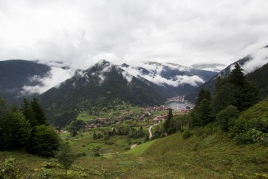 Uzungol (Uzun Göl), Türkiye 'nin en güzel turistik bölgelerinden biridir. Trabzon, Türkiye 'de alabalık gölü ve küçük bir köyü olan dağ vadisi. Yerel halk ve turistler için popüler bir yer