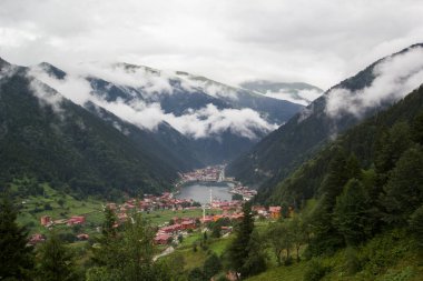 Uzungol (Uzun Göl), Türkiye 'nin en güzel turistik bölgelerinden biridir. Trabzon, Türkiye 'de alabalık gölü ve küçük bir köyü olan dağ vadisi. Yerel halk ve turistler için popüler bir yer