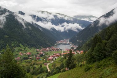 Uzungol (Uzun Göl), Türkiye 'nin en güzel turistik bölgelerinden biridir. Trabzon, Türkiye 'de alabalık gölü ve küçük bir köyü olan dağ vadisi. Yerel halk ve turistler için popüler bir yer