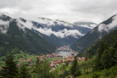 Uzungol (Uzun Göl), Türkiye 'nin en güzel turistik bölgelerinden biridir. Trabzon, Türkiye 'de alabalık gölü ve küçük bir köyü olan dağ vadisi. Yerel halk ve turistler için popüler bir yer