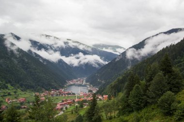 Uzungol (Uzun Göl), Türkiye 'nin en güzel turistik bölgelerinden biridir. Trabzon, Türkiye 'de alabalık gölü ve küçük bir köyü olan dağ vadisi. Yerel halk ve turistler için popüler bir yer