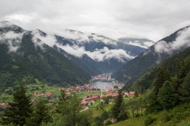 Uzungol (Uzun Göl), Türkiye 'nin en güzel turistik bölgelerinden biridir. Trabzon, Türkiye 'de alabalık gölü ve küçük bir köyü olan dağ vadisi. Yerel halk ve turistler için popüler bir yer