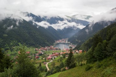 Uzungol (Uzun Göl), Türkiye 'nin en güzel turistik bölgelerinden biridir. Trabzon, Türkiye 'de alabalık gölü ve küçük bir köyü olan dağ vadisi. Yerel halk ve turistler için popüler bir yer
