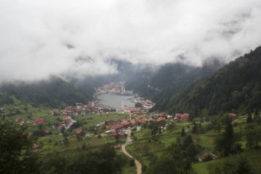 Uzungol (Uzun Göl), Türkiye 'nin en güzel turistik bölgelerinden biridir. Trabzon, Türkiye 'de alabalık gölü ve küçük bir köyü olan dağ vadisi. Yerel halk ve turistler için popüler bir yer