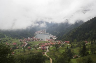 Uzungol (Uzun Göl), Türkiye 'nin en güzel turistik bölgelerinden biridir. Trabzon, Türkiye 'de alabalık gölü ve küçük bir köyü olan dağ vadisi. Yerel halk ve turistler için popüler bir yer