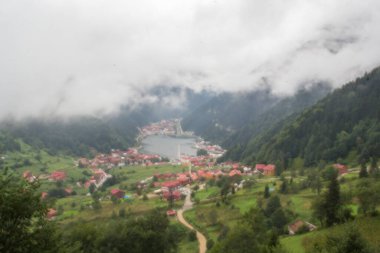 Uzungol (Uzun Göl), Türkiye 'nin en güzel turistik bölgelerinden biridir. Trabzon, Türkiye 'de alabalık gölü ve küçük bir köyü olan dağ vadisi. Yerel halk ve turistler için popüler bir yer