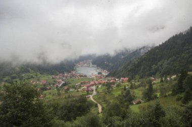 Uzungol (Uzun Göl), Türkiye 'nin en güzel turistik bölgelerinden biridir. Trabzon, Türkiye 'de alabalık gölü ve küçük bir köyü olan dağ vadisi. Yerel halk ve turistler için popüler bir yer