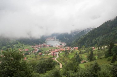 Uzungol (Uzun Göl), Türkiye 'nin en güzel turistik bölgelerinden biridir. Trabzon, Türkiye 'de alabalık gölü ve küçük bir köyü olan dağ vadisi. Yerel halk ve turistler için popüler bir yer