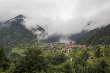 Uzungol (Uzun Göl), Türkiye 'nin en güzel turistik bölgelerinden biridir. Trabzon, Türkiye 'de alabalık gölü ve küçük bir köyü olan dağ vadisi. Yerel halk ve turistler için popüler bir yer