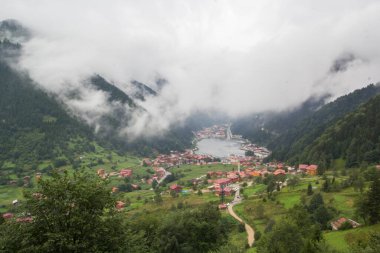 Uzungol (Uzun Göl), Türkiye 'nin en güzel turistik bölgelerinden biridir. Trabzon, Türkiye 'de alabalık gölü ve küçük bir köyü olan dağ vadisi. Yerel halk ve turistler için popüler bir yer