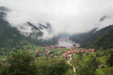 Uzungol (Uzun Göl), Türkiye 'nin en güzel turistik bölgelerinden biridir. Trabzon, Türkiye 'de alabalık gölü ve küçük bir köyü olan dağ vadisi. Yerel halk ve turistler için popüler bir yer