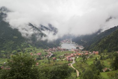 Uzungol (Uzun Göl), Türkiye 'nin en güzel turistik bölgelerinden biridir. Trabzon, Türkiye 'de alabalık gölü ve küçük bir köyü olan dağ vadisi. Yerel halk ve turistler için popüler bir yer